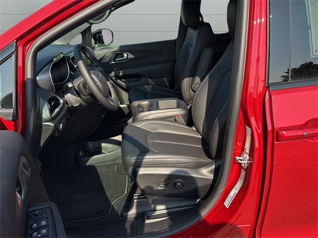 Chrysler Pacifica Vehicle Full-screen Gallery Image 10