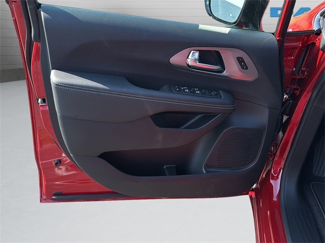 Chrysler Pacifica Vehicle Full-screen Gallery Image 11