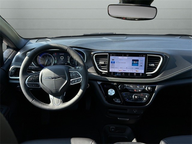 Chrysler Pacifica Vehicle Full-screen Gallery Image 12