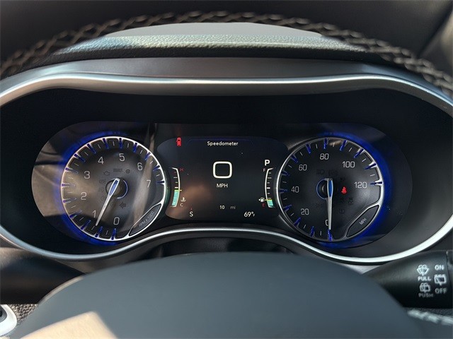 Chrysler Pacifica Vehicle Full-screen Gallery Image 13