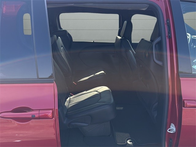 Chrysler Pacifica Vehicle Full-screen Gallery Image 14