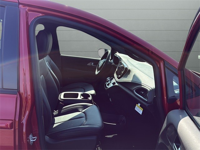 Chrysler Pacifica Vehicle Full-screen Gallery Image 15