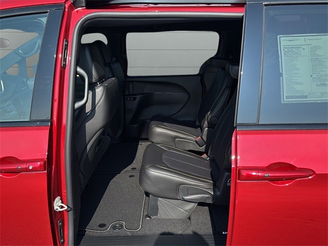 Chrysler Pacifica Vehicle Full-screen Gallery Image 16