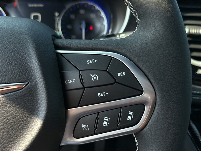 Chrysler Pacifica Vehicle Full-screen Gallery Image 17