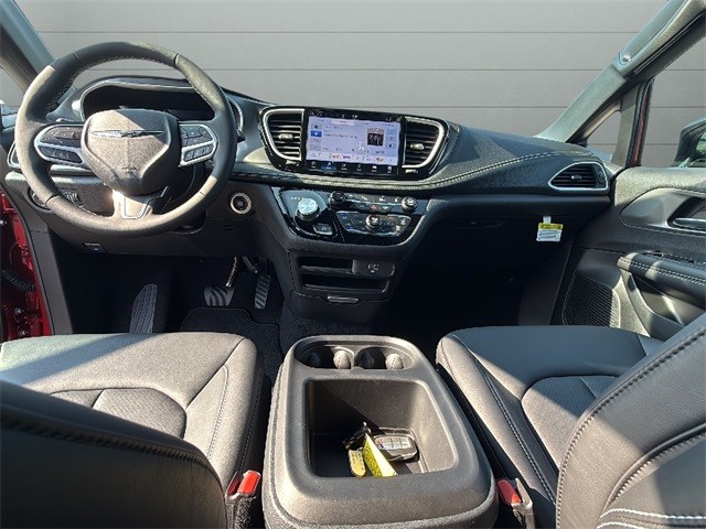 Chrysler Pacifica Vehicle Full-screen Gallery Image 19