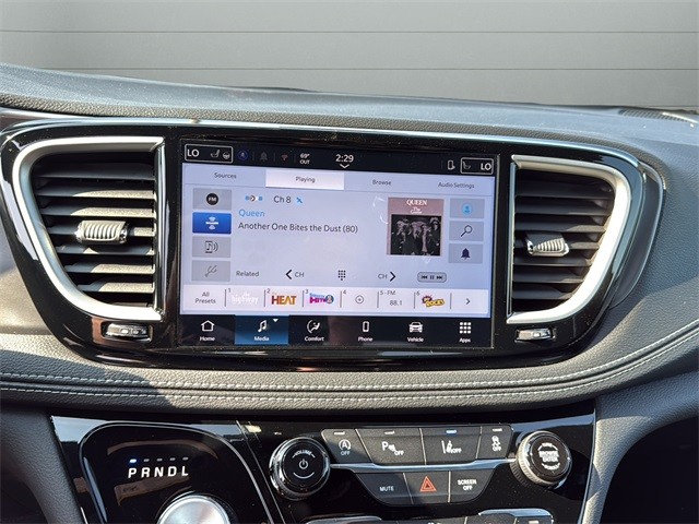 Chrysler Pacifica Vehicle Full-screen Gallery Image 20