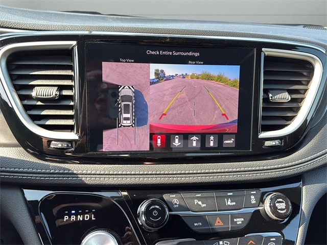 Chrysler Pacifica Vehicle Full-screen Gallery Image 21