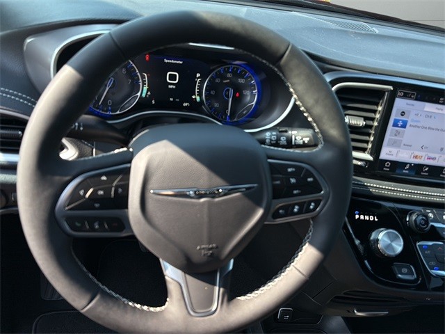 Chrysler Pacifica Vehicle Full-screen Gallery Image 25