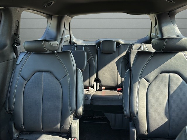 Chrysler Pacifica Vehicle Full-screen Gallery Image 26