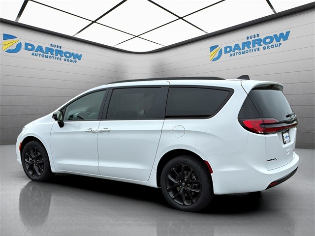 Chrysler Pacifica Vehicle Full-screen Gallery Image 3