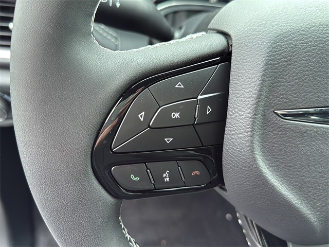 Chrysler Pacifica Vehicle Full-screen Gallery Image 9