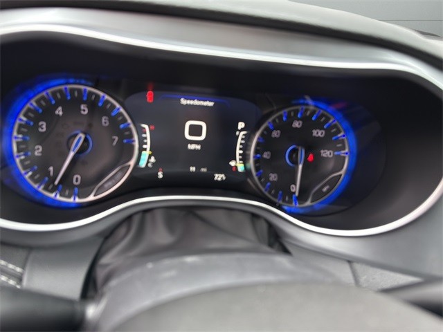 Chrysler Pacifica Vehicle Full-screen Gallery Image 13