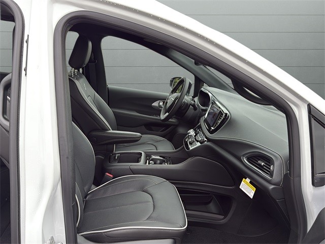 Chrysler Pacifica Vehicle Full-screen Gallery Image 15