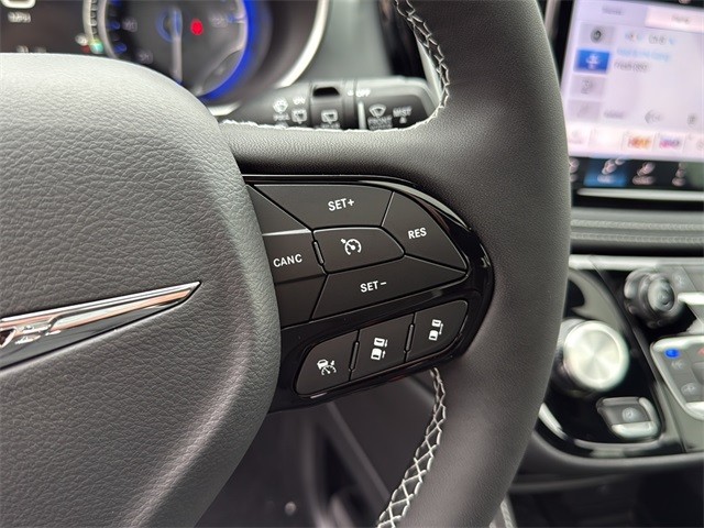 Chrysler Pacifica Vehicle Full-screen Gallery Image 18