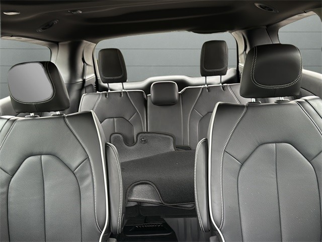 Chrysler Pacifica Vehicle Full-screen Gallery Image 26