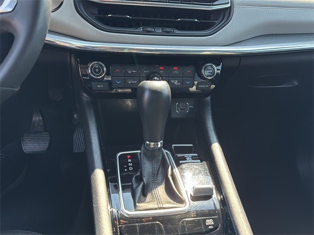 Jeep Compass Vehicle Full-screen Gallery Image 12