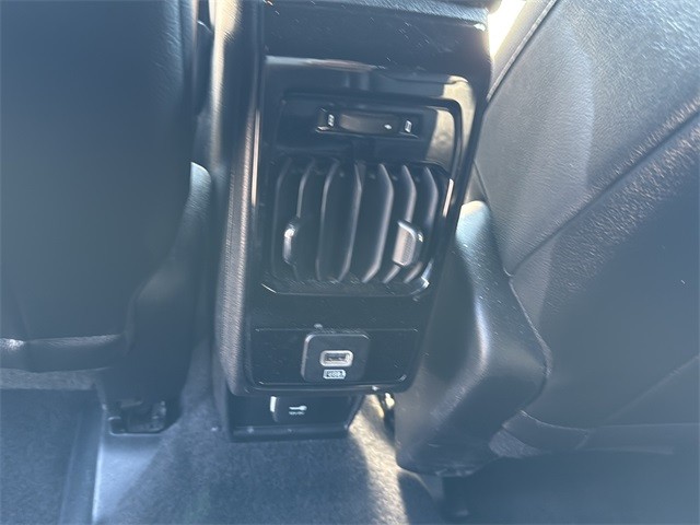 Jeep Compass Vehicle Full-screen Gallery Image 13