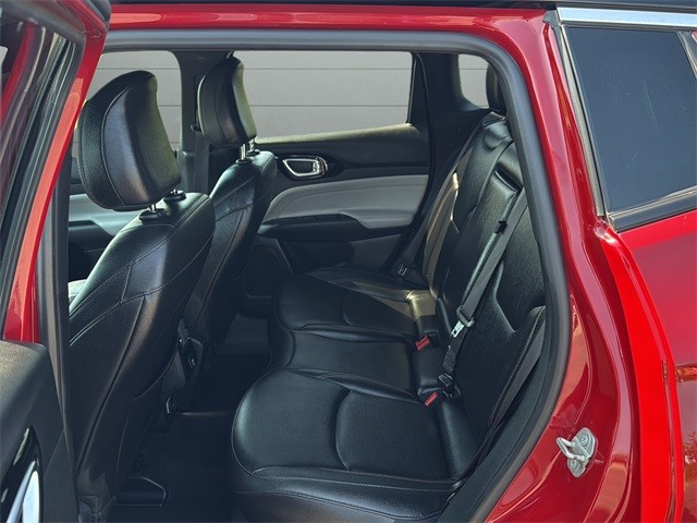 Jeep Compass Vehicle Full-screen Gallery Image 16