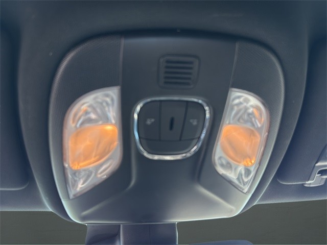 Jeep Compass Vehicle Full-screen Gallery Image 17