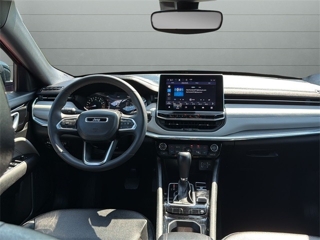 Jeep Compass Vehicle Full-screen Gallery Image 22