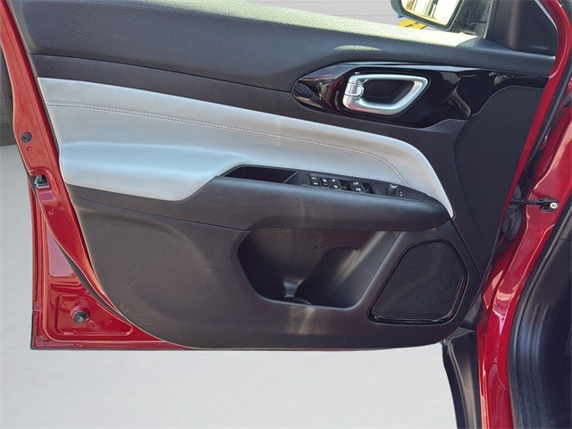 Jeep Compass Vehicle Full-screen Gallery Image 23