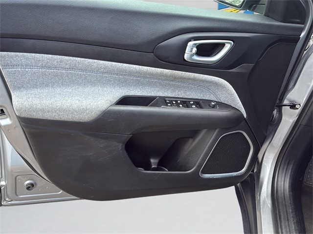 Jeep Compass Vehicle Full-screen Gallery Image 12