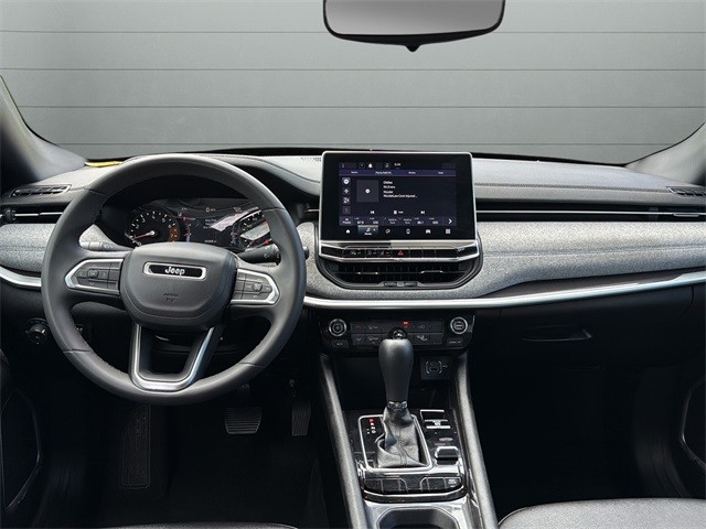 Jeep Compass Vehicle Full-screen Gallery Image 13