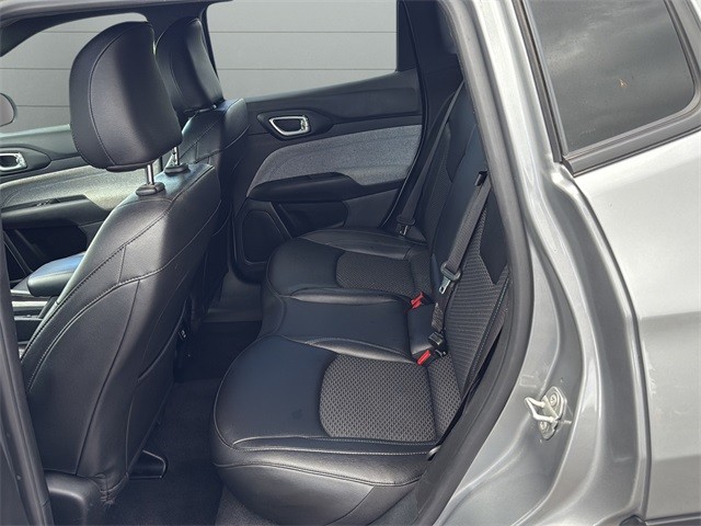 Jeep Compass Vehicle Full-screen Gallery Image 16