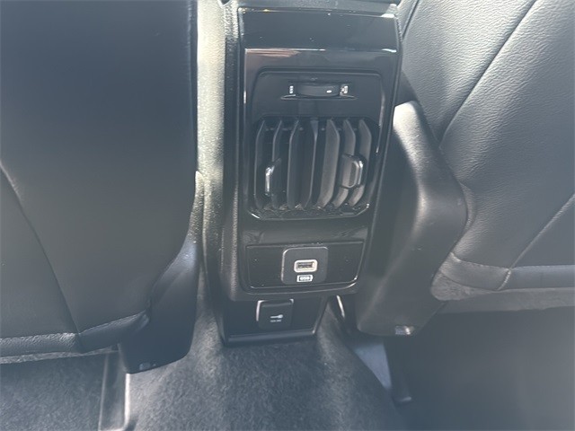 Jeep Compass Vehicle Full-screen Gallery Image 17