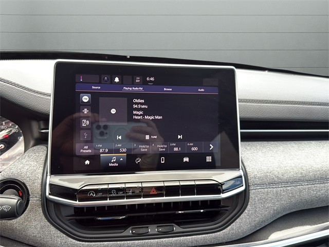 Jeep Compass Vehicle Full-screen Gallery Image 21