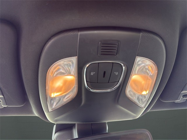 Jeep Compass Vehicle Full-screen Gallery Image 23