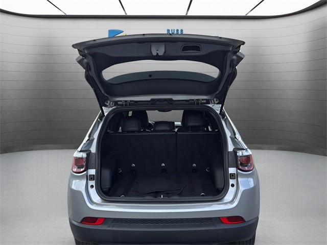 Jeep Compass Vehicle Full-screen Gallery Image 24