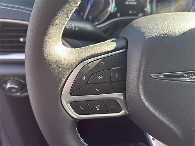 Chrysler Pacifica Vehicle Full-screen Gallery Image 9