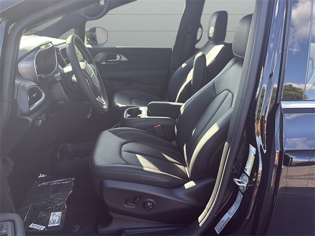 Chrysler Pacifica Vehicle Full-screen Gallery Image 10