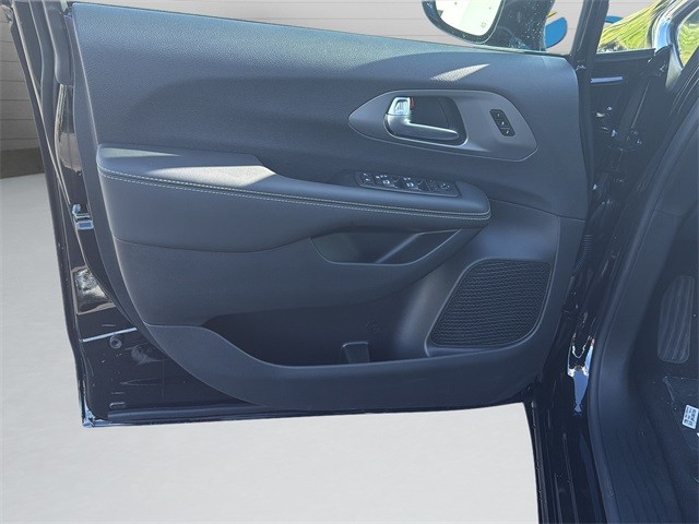 Chrysler Pacifica Vehicle Full-screen Gallery Image 11