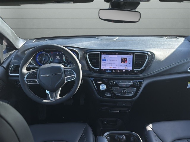 Chrysler Pacifica Vehicle Full-screen Gallery Image 12