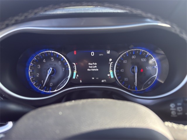 Chrysler Pacifica Vehicle Full-screen Gallery Image 13