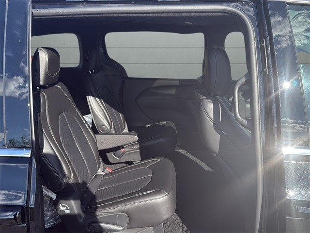 Chrysler Pacifica Vehicle Full-screen Gallery Image 14