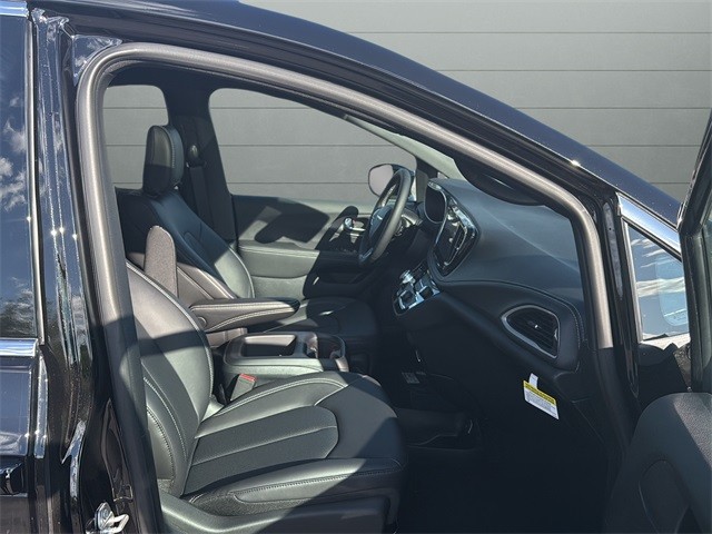 Chrysler Pacifica Vehicle Full-screen Gallery Image 15
