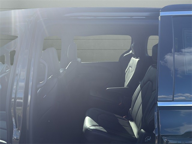 Chrysler Pacifica Vehicle Full-screen Gallery Image 17