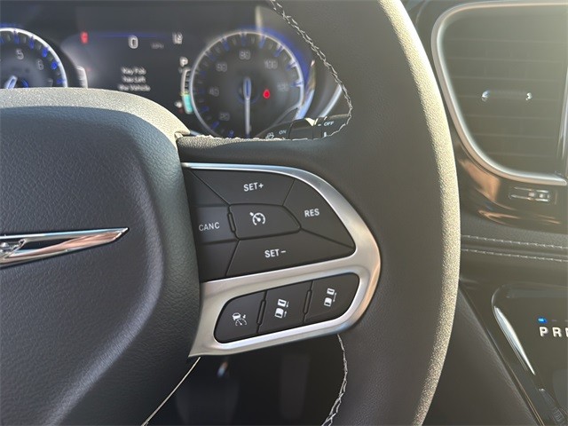 Chrysler Pacifica Vehicle Full-screen Gallery Image 18