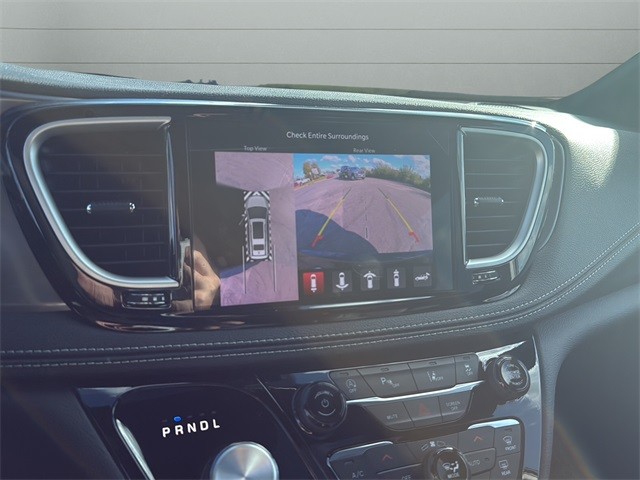 Chrysler Pacifica Vehicle Full-screen Gallery Image 21