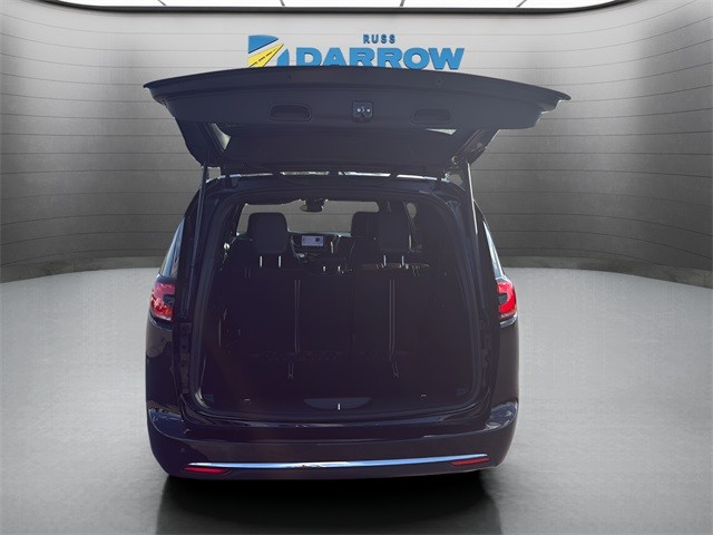 Chrysler Pacifica Vehicle Full-screen Gallery Image 24