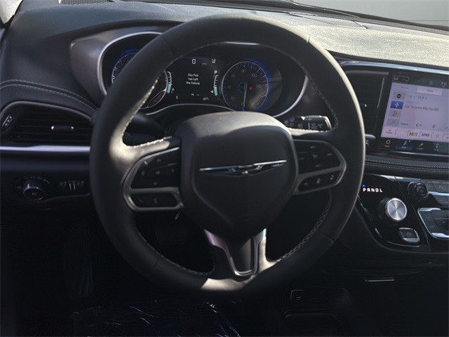 Chrysler Pacifica Vehicle Full-screen Gallery Image 25