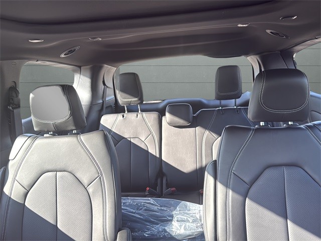 Chrysler Pacifica Vehicle Full-screen Gallery Image 26
