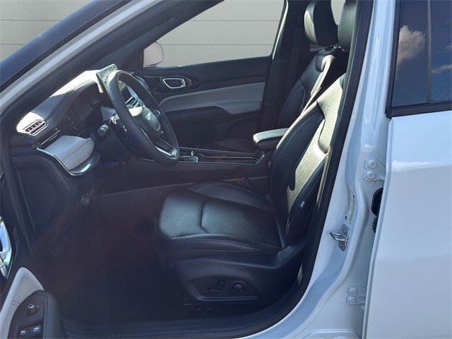 Jeep Compass Vehicle Full-screen Gallery Image 10