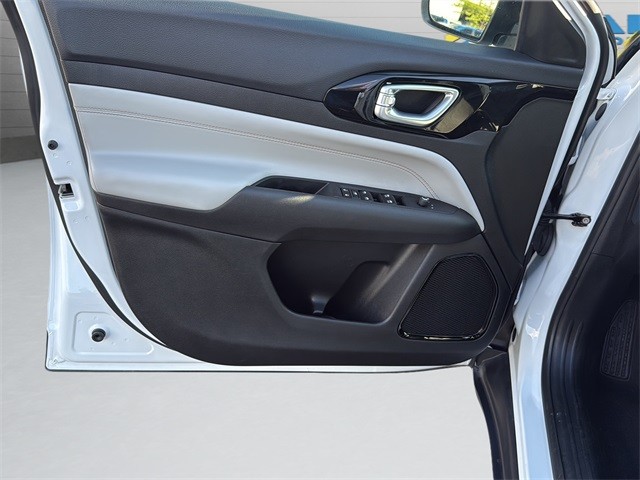 Jeep Compass Vehicle Full-screen Gallery Image 11