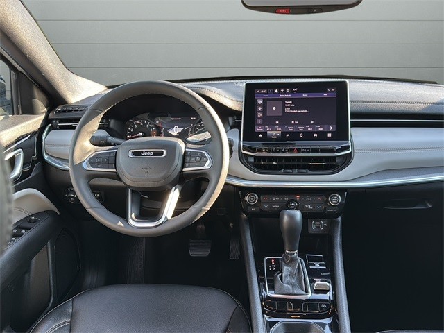 Jeep Compass Vehicle Full-screen Gallery Image 12