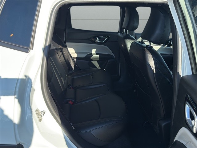 Jeep Compass Vehicle Full-screen Gallery Image 14