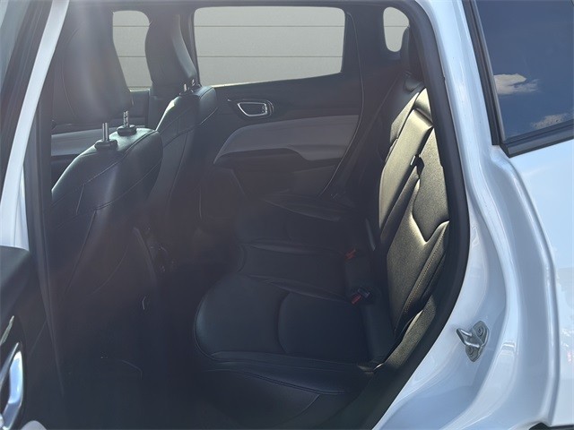 Jeep Compass Vehicle Full-screen Gallery Image 16